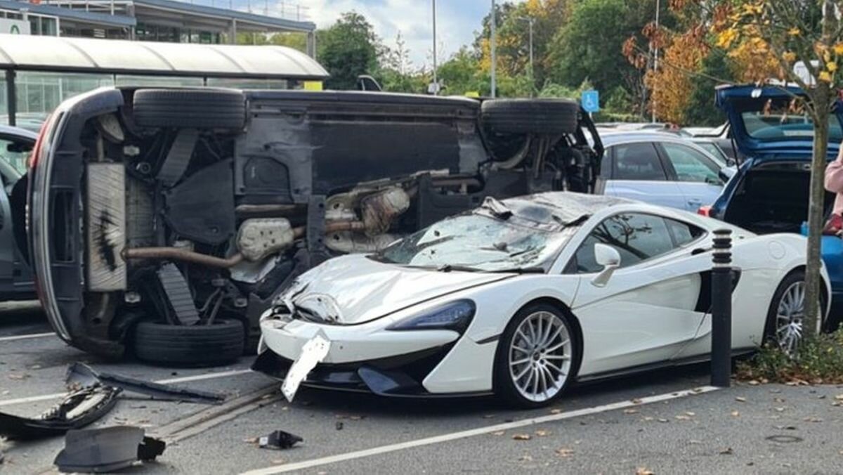 Наезд на McLaren с переворотом: самая неудачная попытка припарковаться у супермаркета