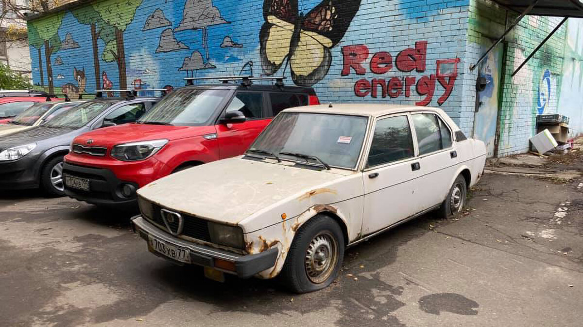 Бронированный Alfa Romeo для мафии обнаружили брошенным в Москве