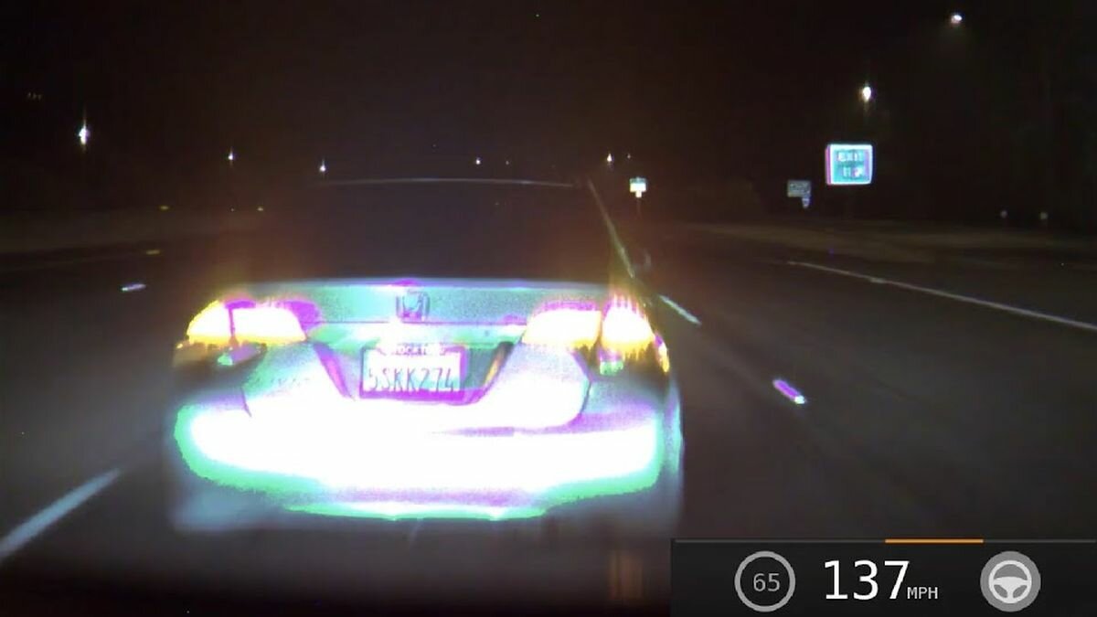 Посмотрите на странную аварию с Tesla на скорости 220 км/ч