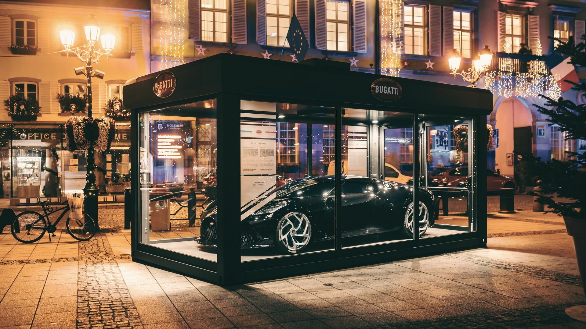 Самая дорогая декорация на Рождество: стеклянный куб с Bugatti за 11 млн евро внутри
