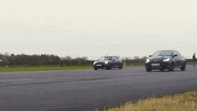 Два лучших хот-хэтча от Toyota и MINI сравнили на прямой. Видео
