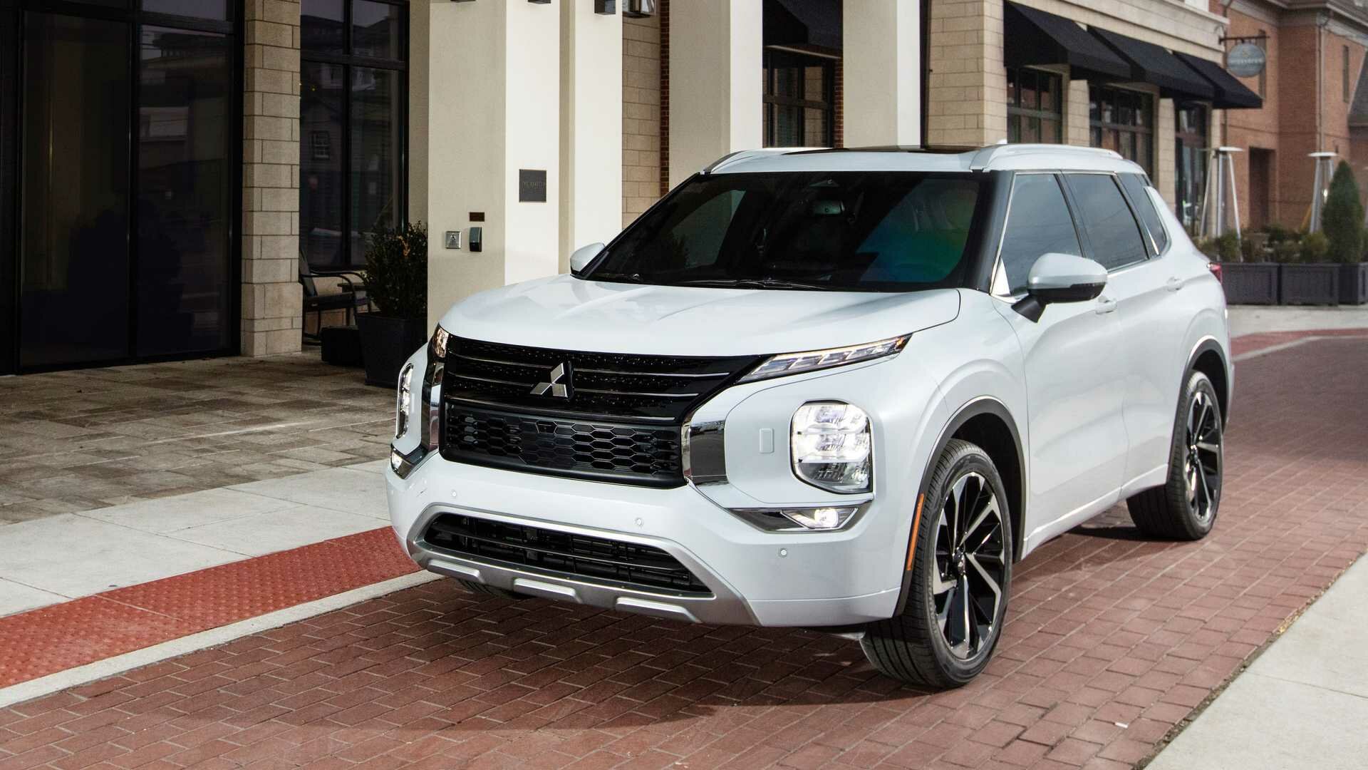 Семь мест и мотор от Nissan: представлен новый Mitsubishi Outlander