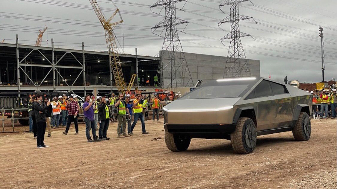 Маск приехал на будущий завод Tesla на пикапе Cybertruck: возможно, это намёк