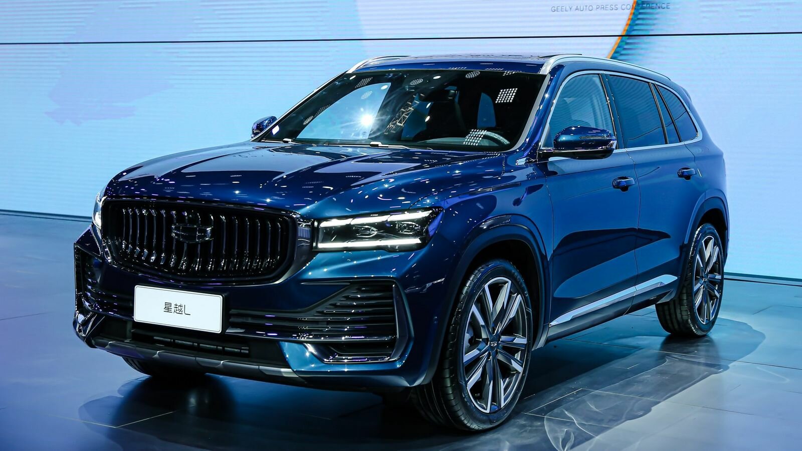 Флагманский кроссовер Geely: автопарковка без водителя, матричные фары и турбомотор Volvo