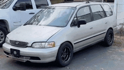 Посмотрите на старый минивэн Honda, который боятся суперкары