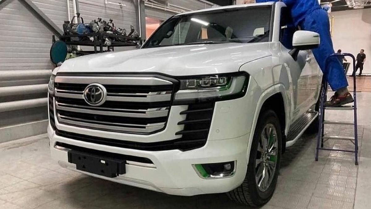 Появились новые фото Toyota Land Cruiser 300: теперь профиль и вид сзади