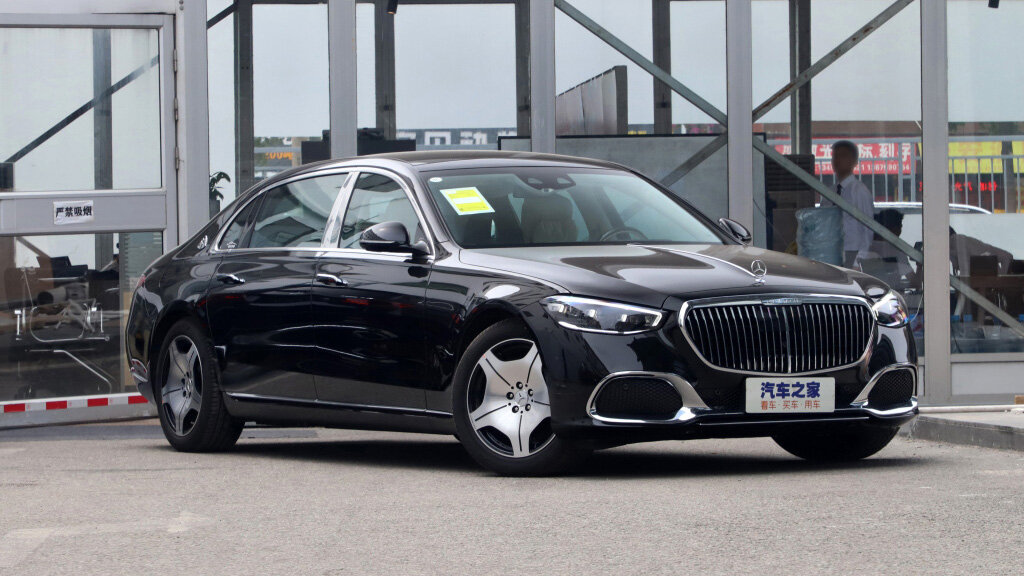 Mercedes-Maybach S-класса лишился двух цилиндров и стал доступнее