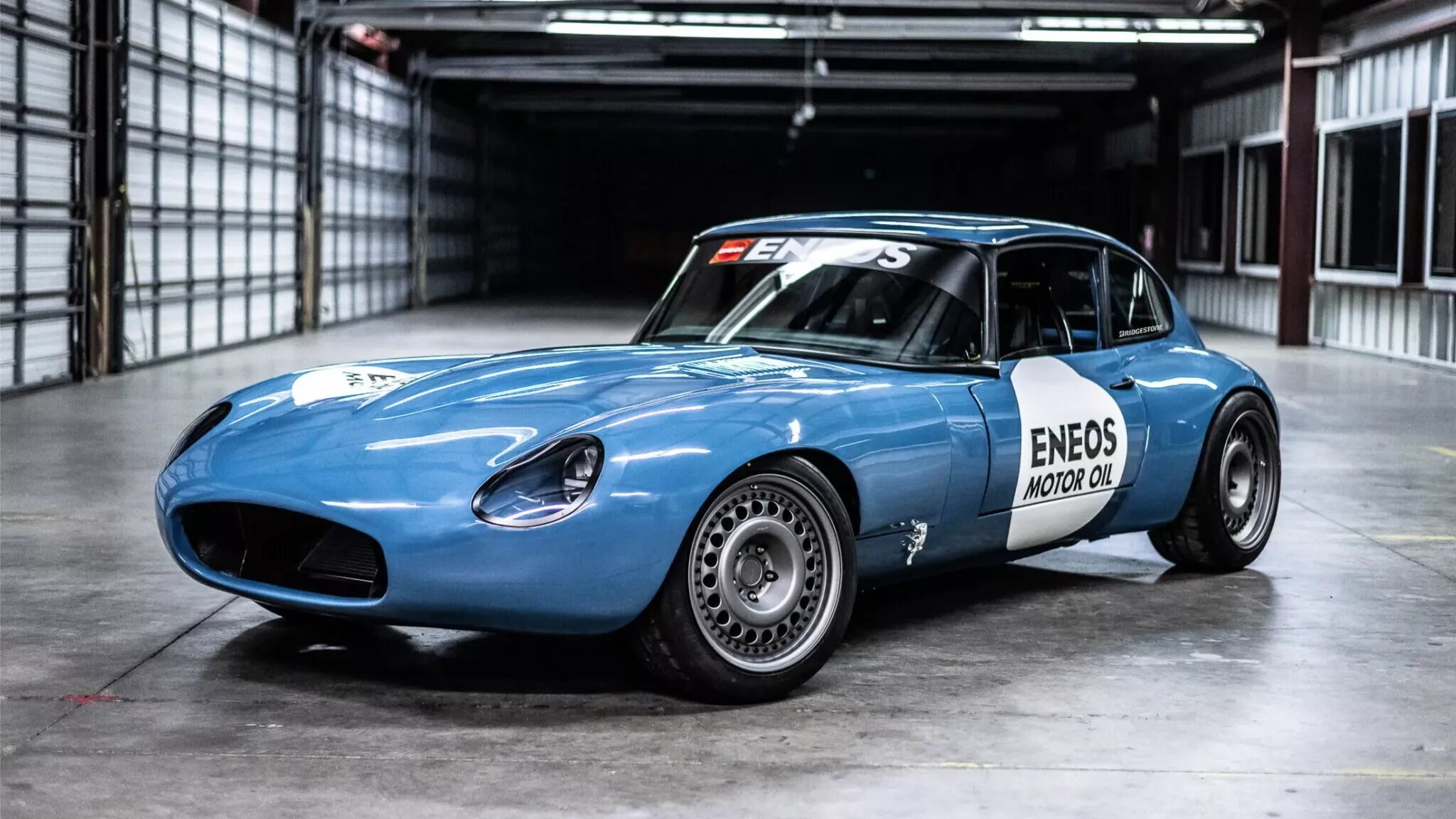 Для SEMA построили Jaguar E-Type с мотором от Supra и деталями BMW