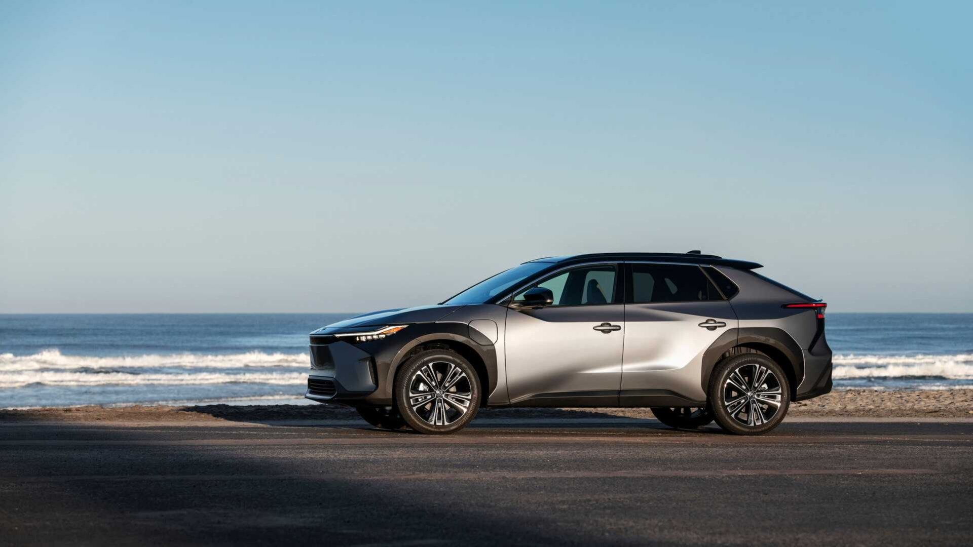 Раскрыты цены на электрокроссовер Toyota bZ4X — дороже него в США только три модели