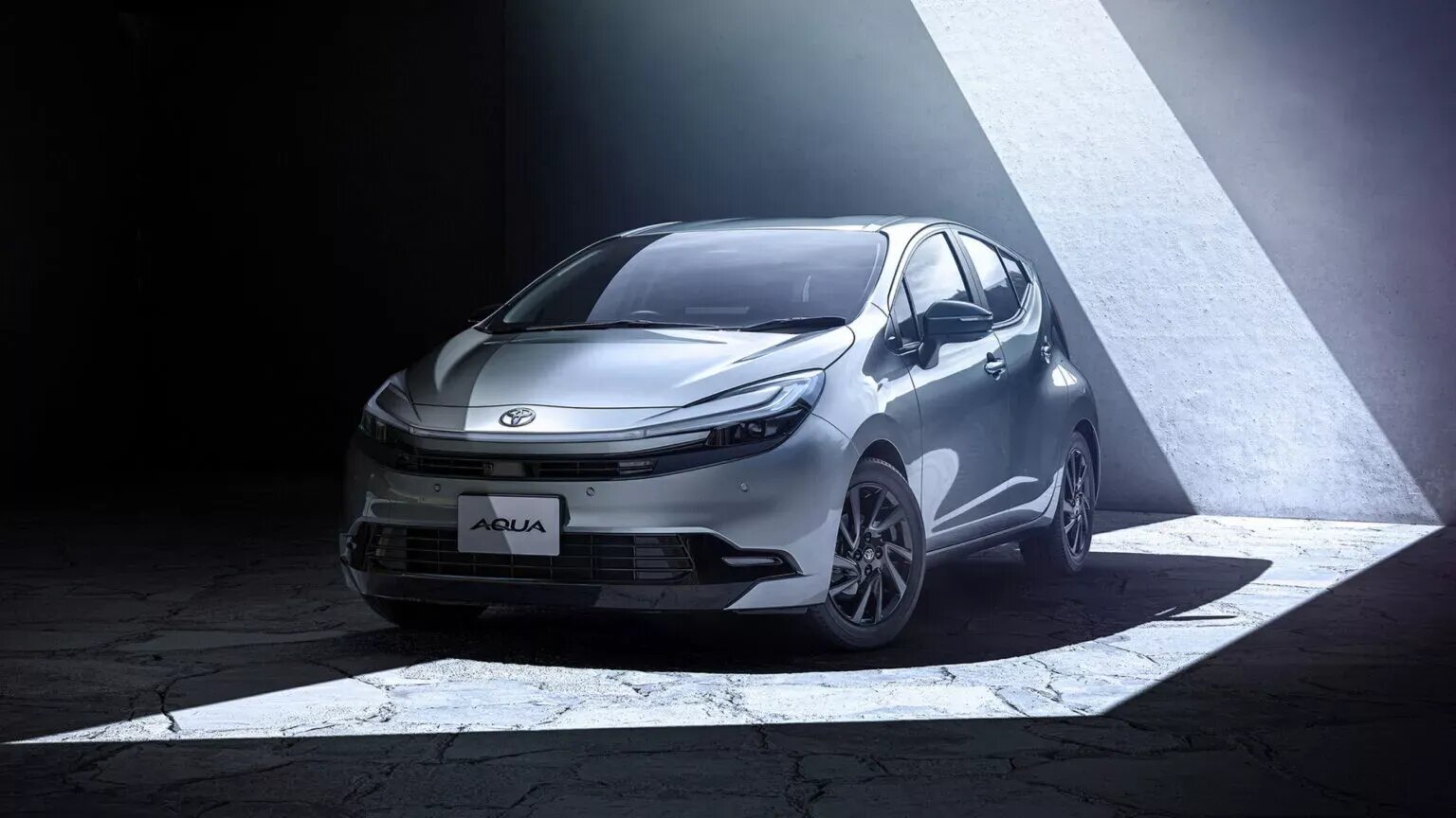 Toyota обновила гибридный хэтчбек Aqua