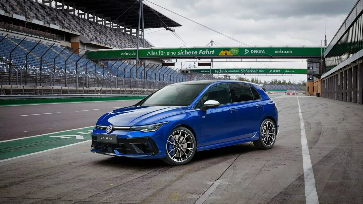 Volkswagen Golf R обновился: теперь на 13 сил мощнее, но без «механики»