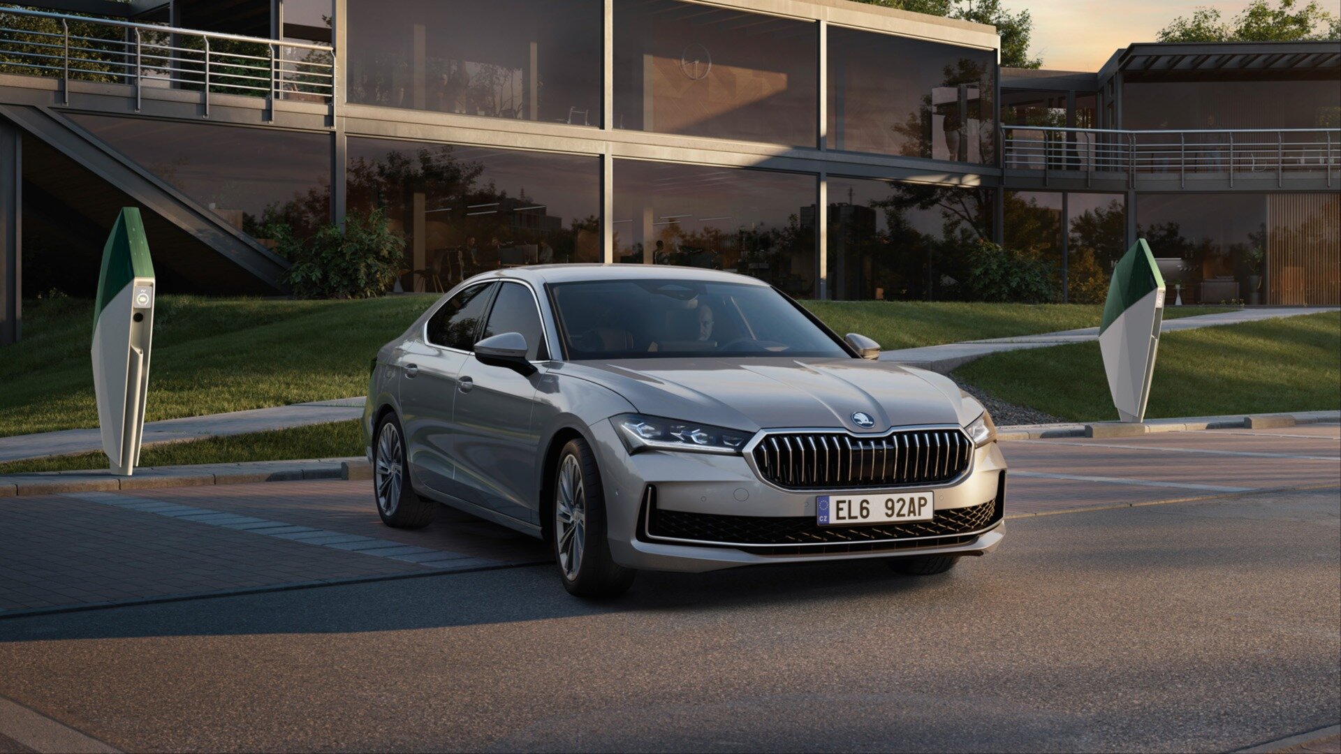Новый лифтбек Skoda Superb стал подзаряжаемым гибридом