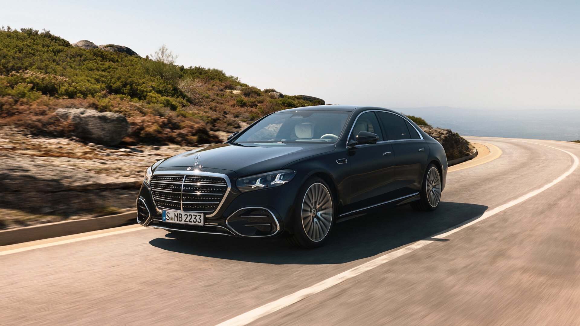 Представлен обновлённый Mercedes-Benz S-класса: новый мощный V8 и большие экраны