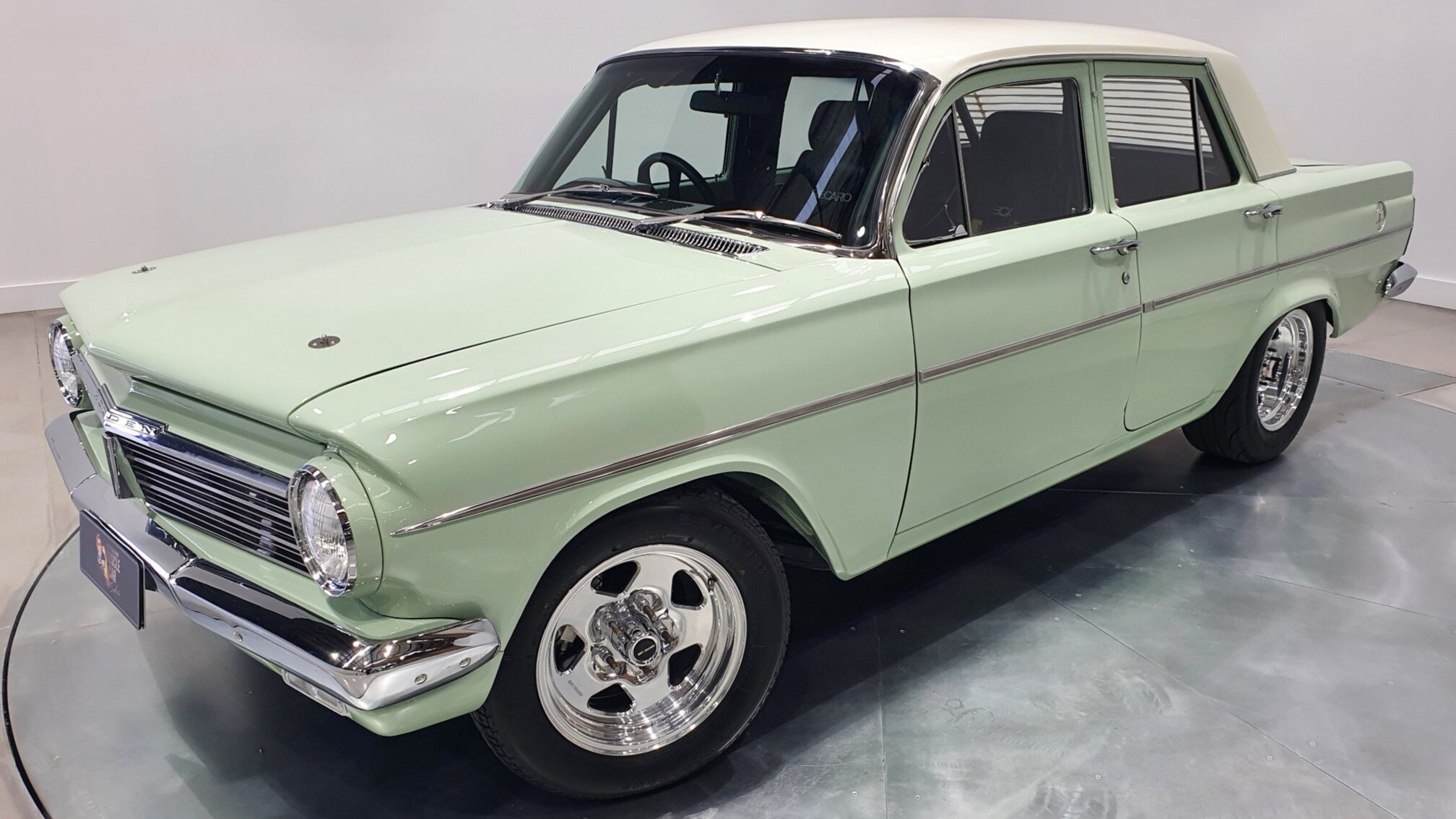 На продажу выставили 58-летний седан Holden с 600-сильным мотором от Skyline GT-R