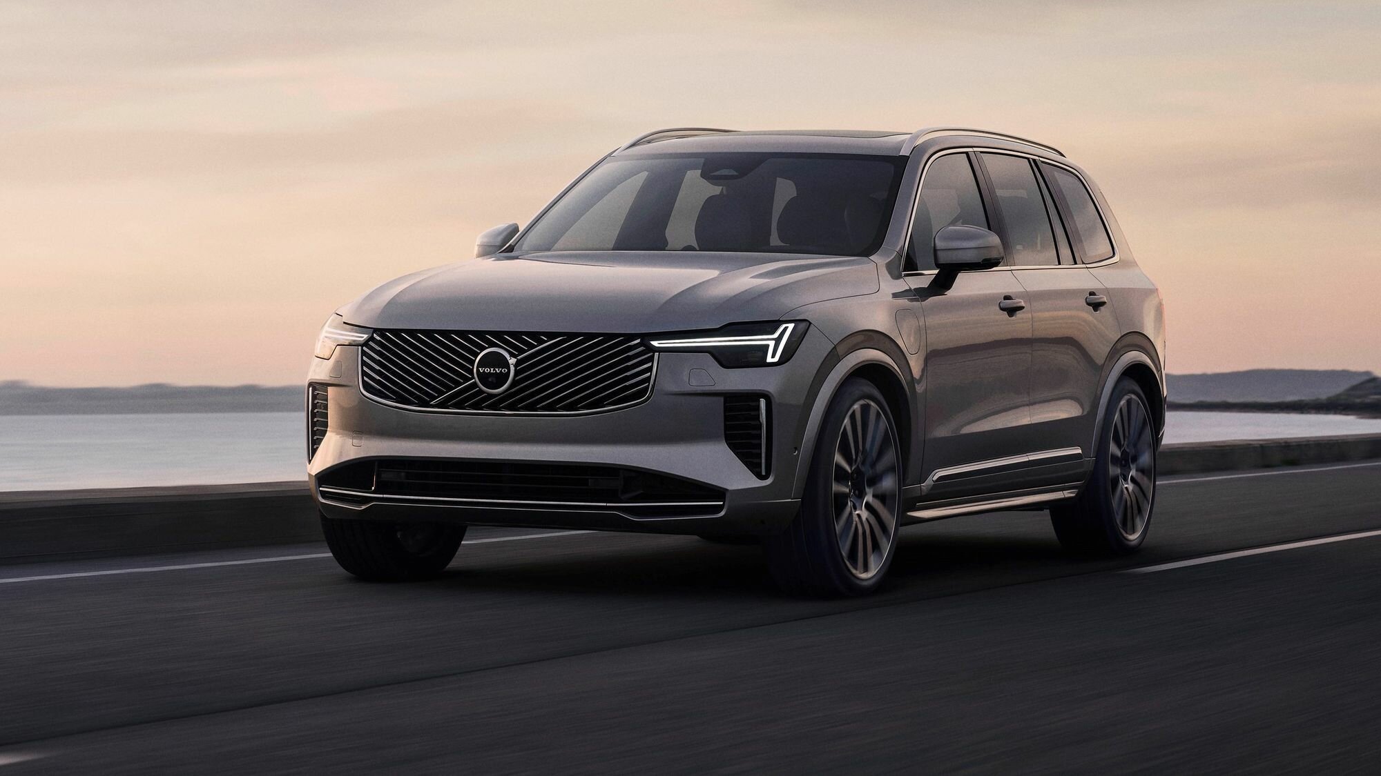 Представлен обновлённый Volvo XC90: гибриды и продвинутая медиасистема