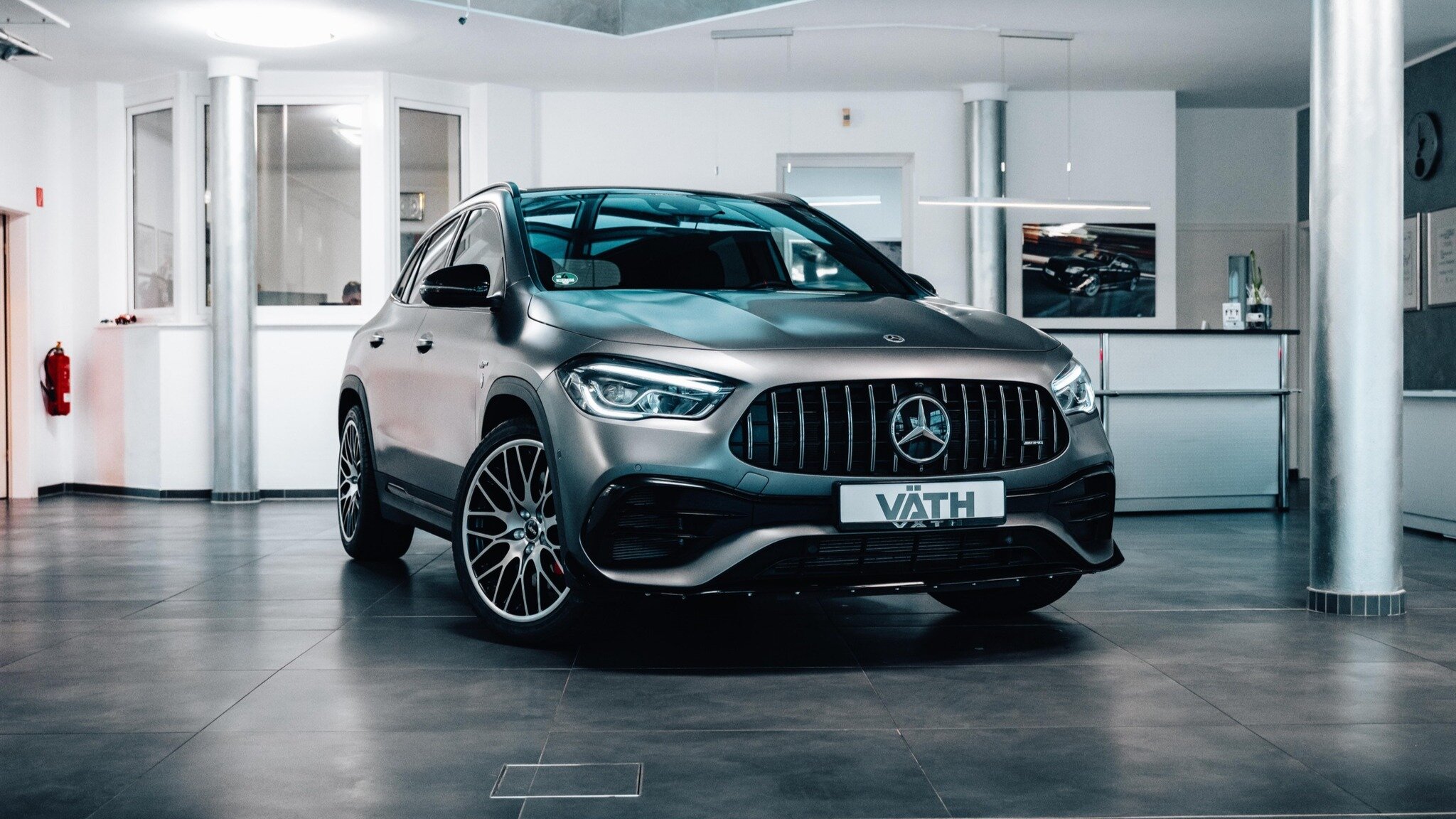 Mercedes-AMG GLA 45 сделали мощнее, но снаружи это незаметно