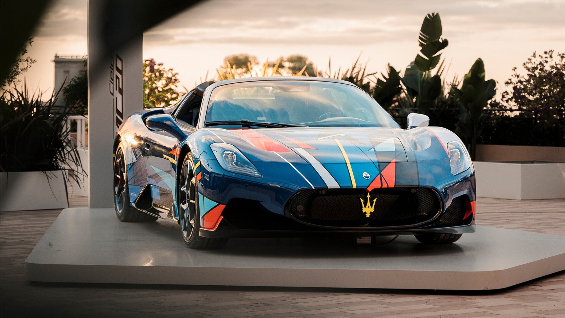 Компания Maserati показала уникальный родстер MC20, который раскрашивали целый год