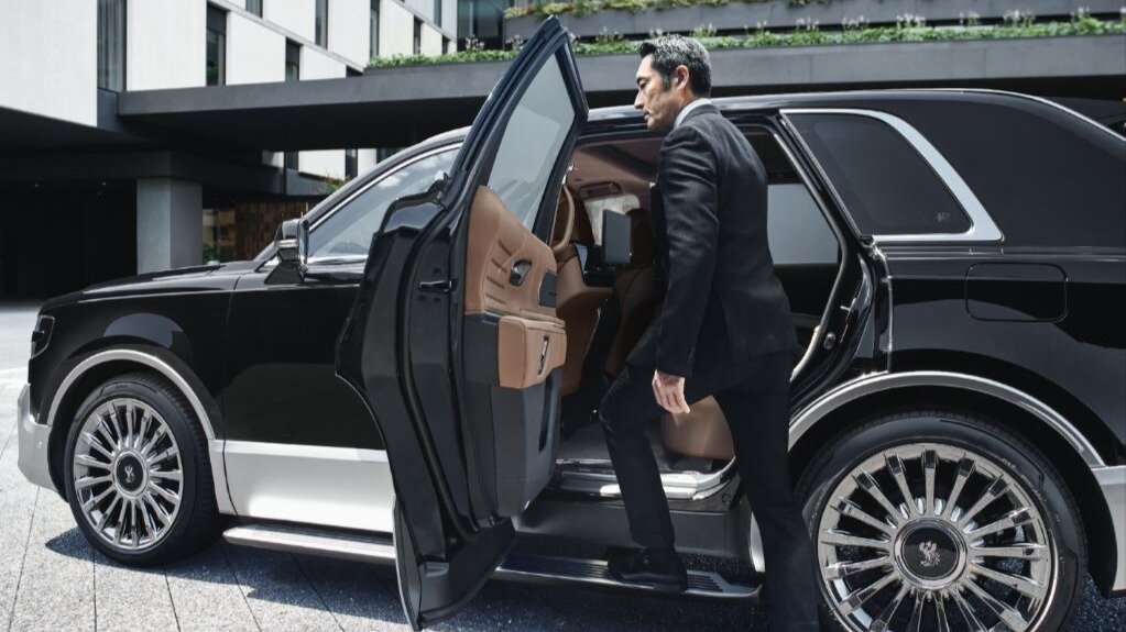 Роскошный кроссовер Toyota Century получил затемняемые задние стёкла за миллион рублей