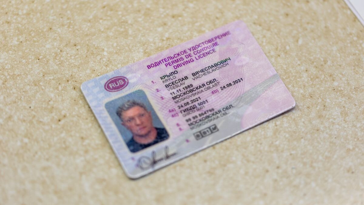 Полный переход на цифровые водительские права в России невозможен, заявили в Совфеде