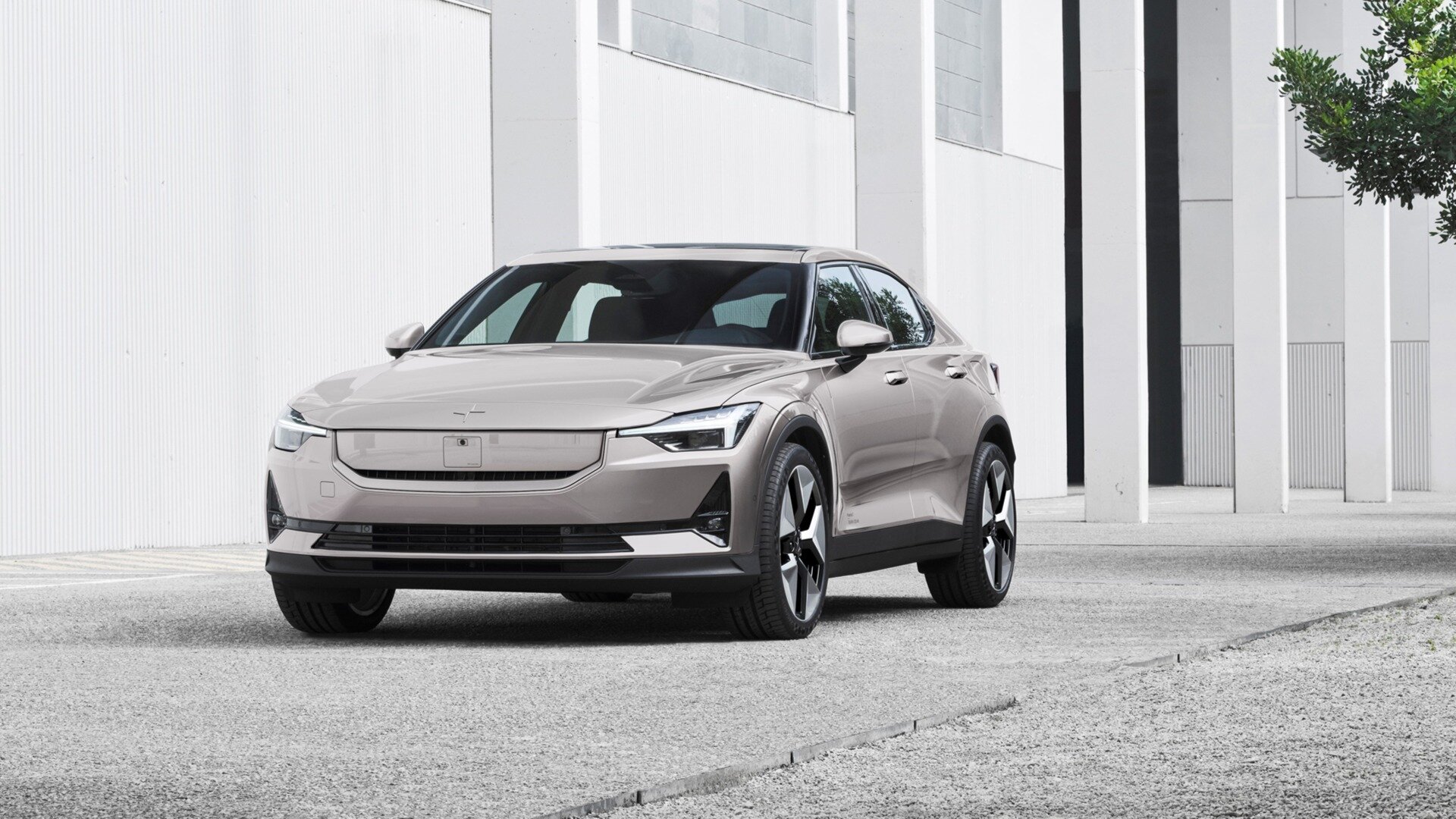 Лифтбек Polestar 2 обновился: теперь он мощнее и заднеприводный