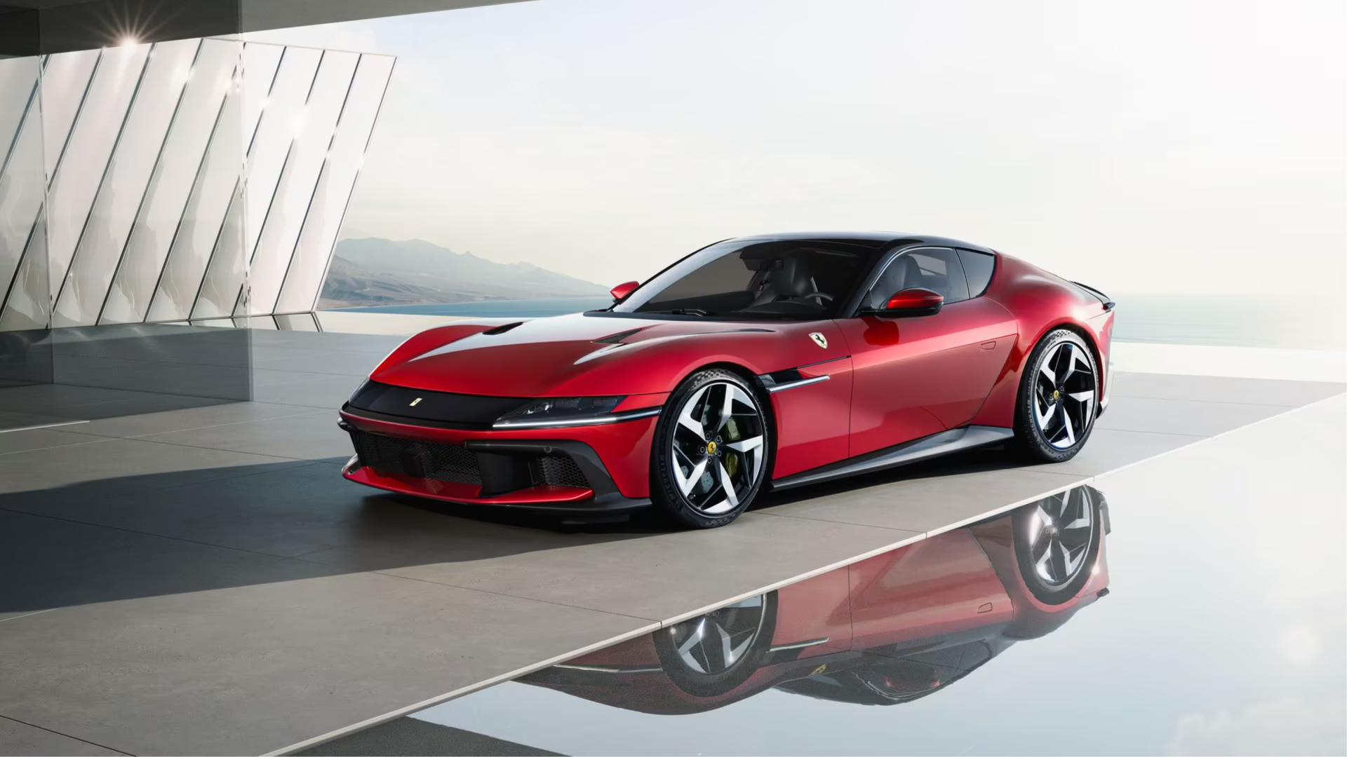 Ferrari представила новый гранд-турер с V12: 830 сил и открытая версия