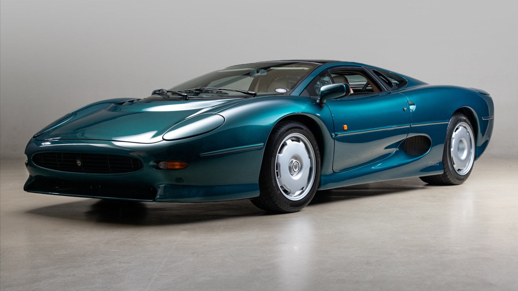 На продажу выставлен абсолютно новый суперкар Jaguar XJ220, выпущенный 30 лет назад