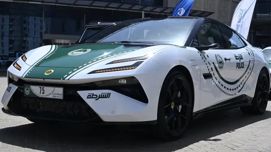 У полиции Дубая появился патрульный Lotus Emeya