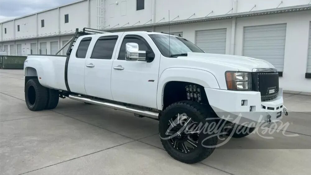 Лимузин-пикап GMC Sierra с шестью дверями уйдёт с молотка