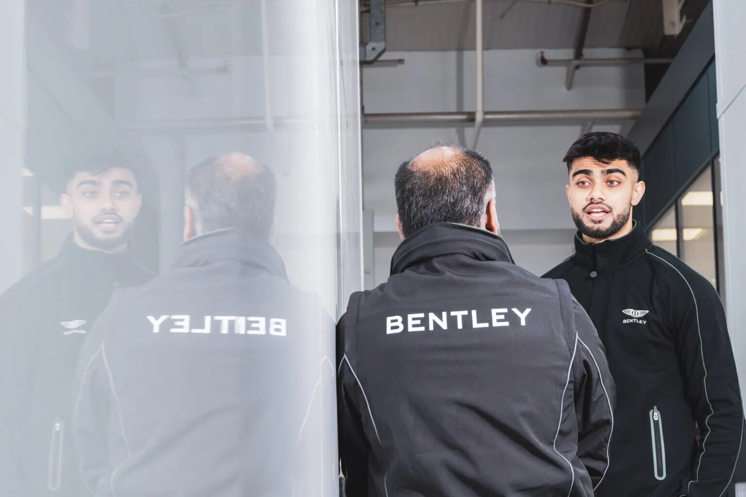 Сотрудникам Bentley подготовили одежду с углеволокном, но не для красоты