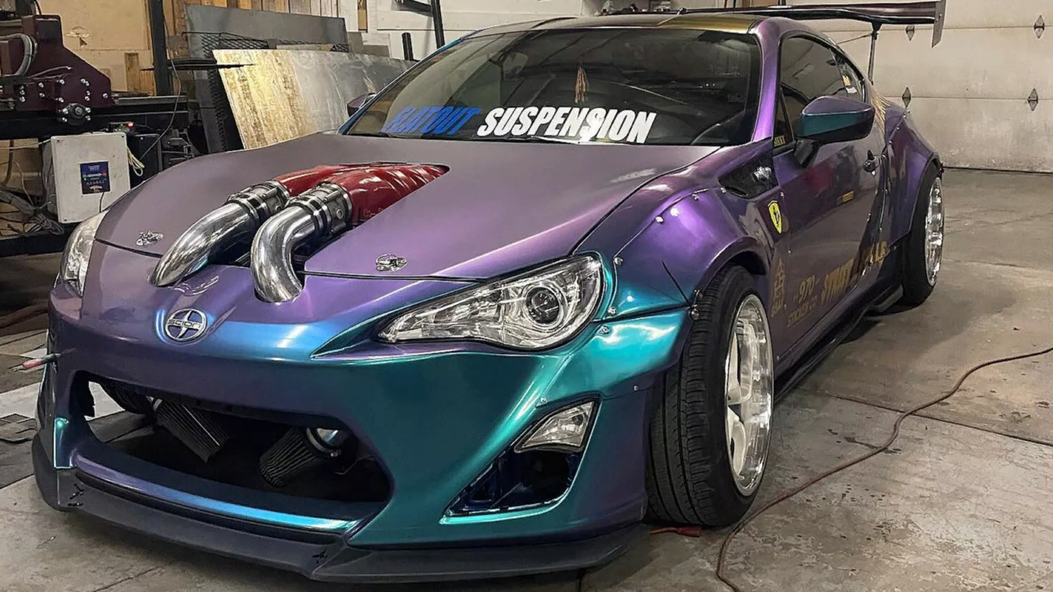 Блогер поставил в купе Toyota GT86 мотор V8 от Ferrari