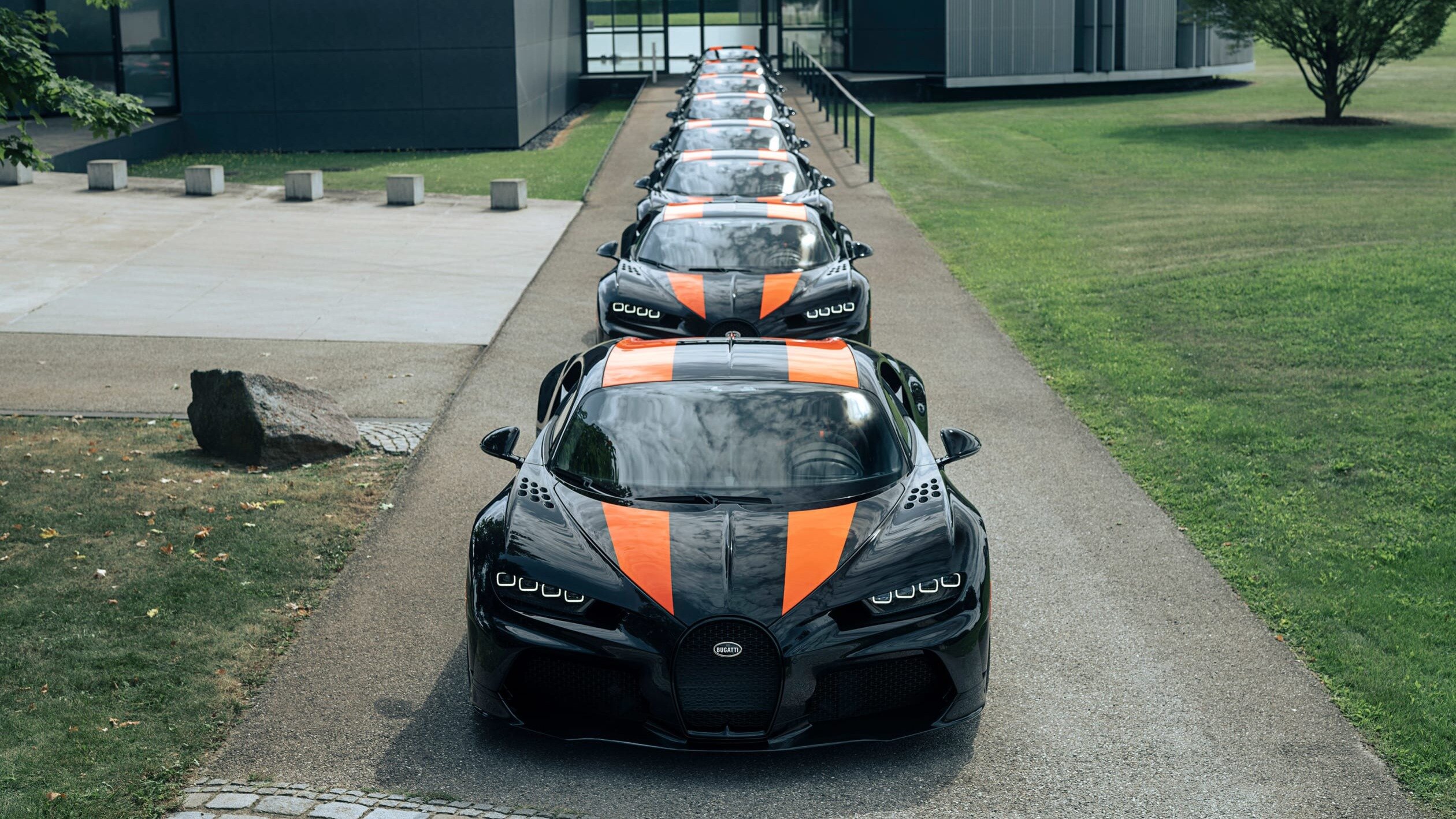 Bugatti показала 8 гиперкаров Chiron Super Sport 300+: они стоят больше 2,4 миллиарда рублей