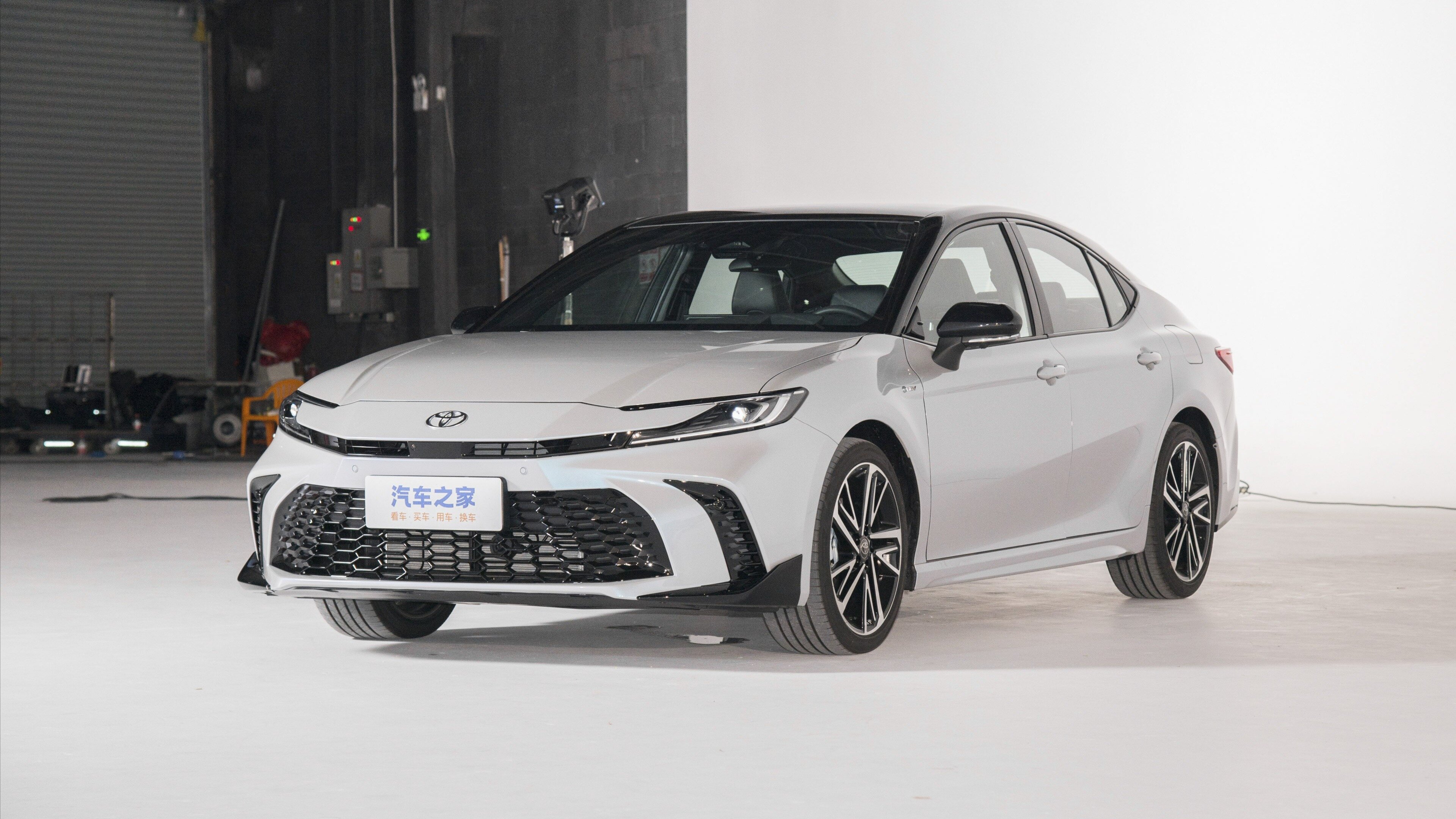 Новая Toyota Camry для Китая сохранила атмосферный мотор