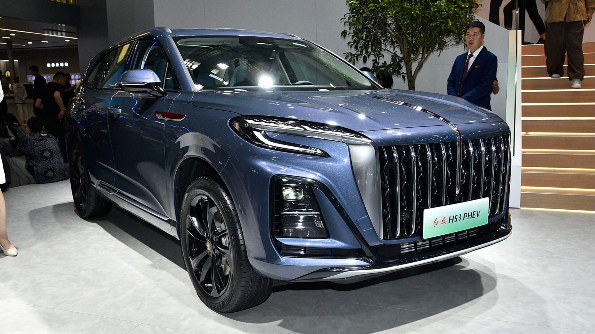 Самый доступный кроссовер Hongqi станет дальнобойным гибридом