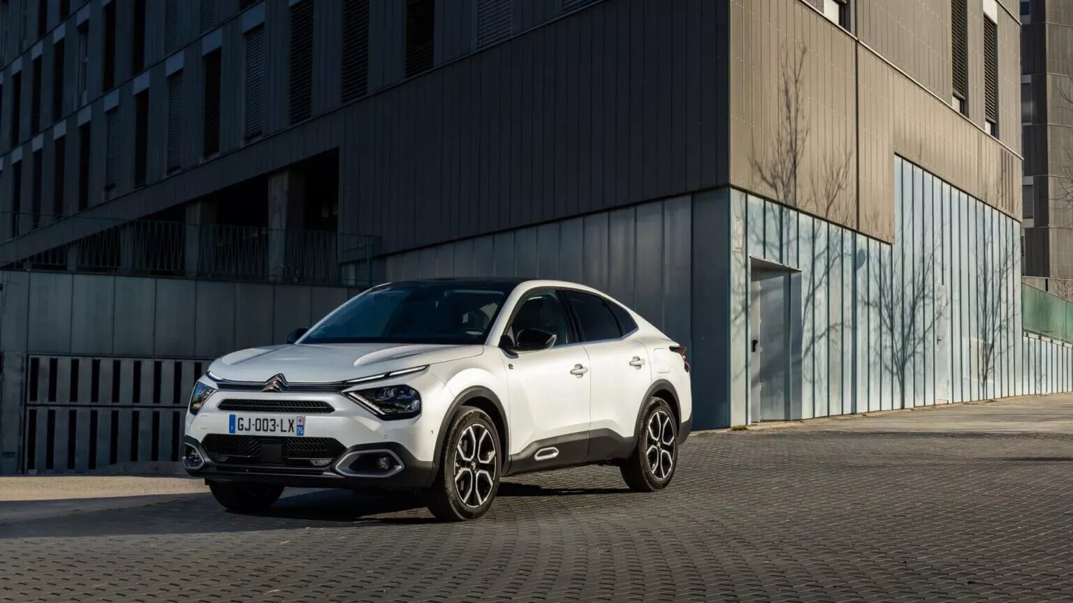 Электрическое кросс-купе Citroen e-C4 Х стало мощнее и дальнобойнее после обновления