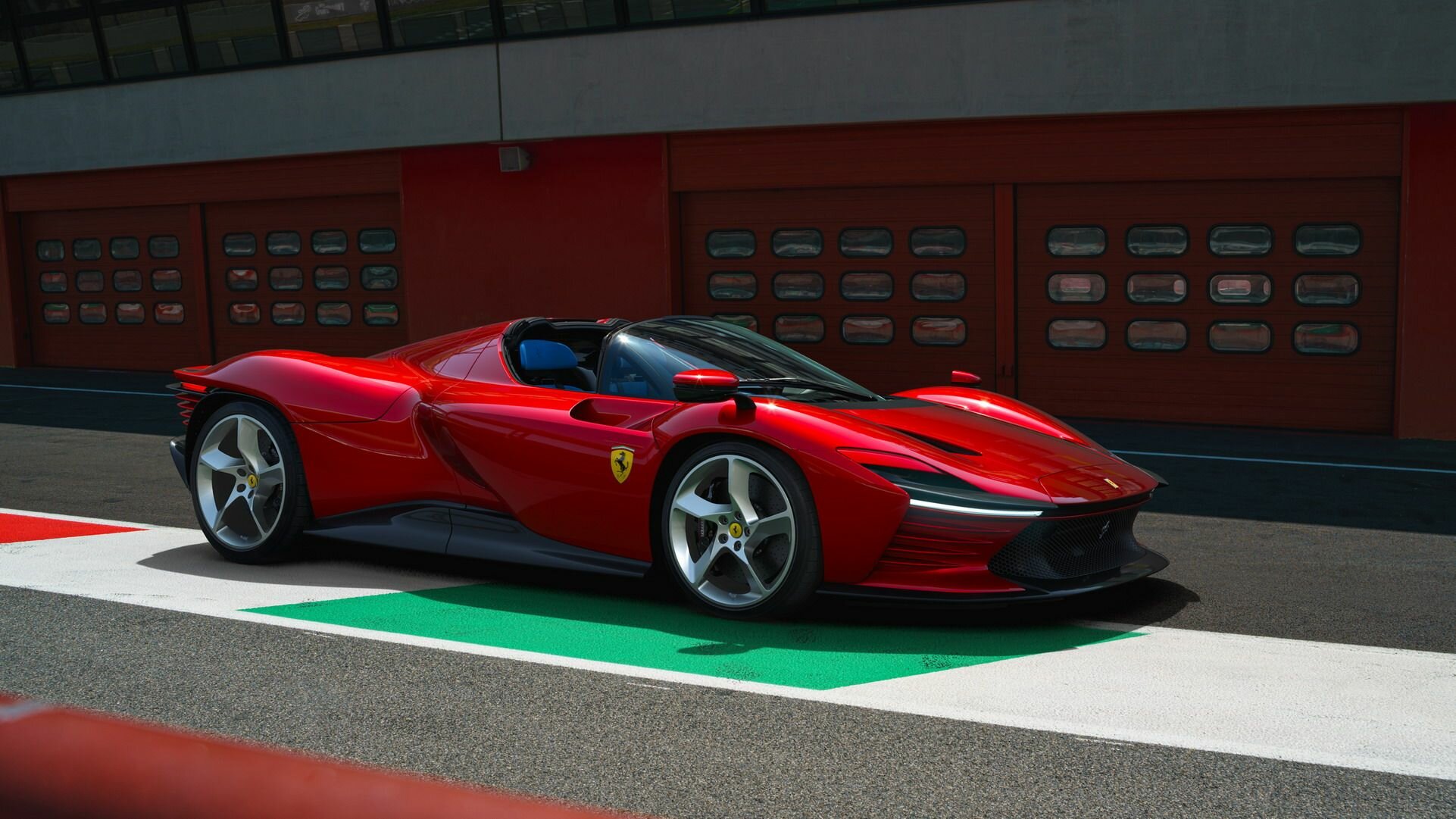 Третья Ferrari серии Icona получила 840-сильный V12 и фары с «ресницами». Весь тираж уже распродан
