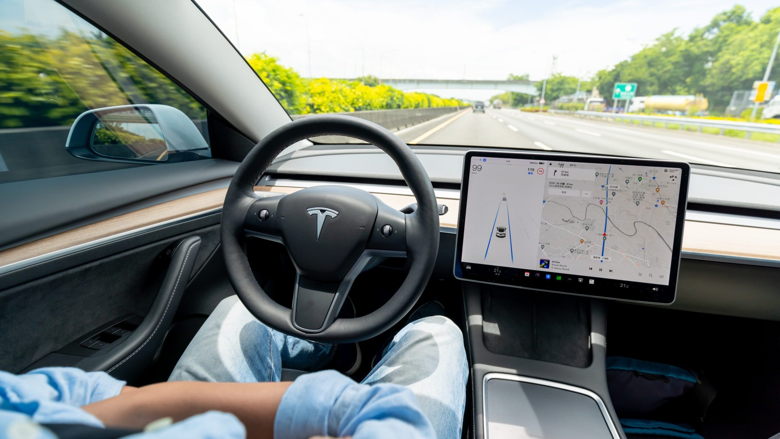 Тест «автопилота» Tesla в Китае обернулся семью штрафами за один вечер