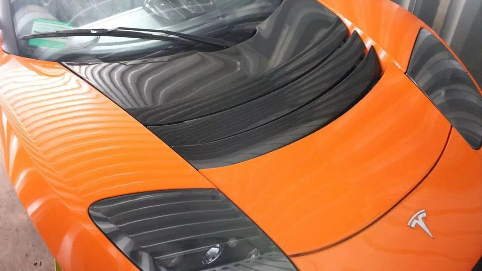 В Китае нашли три новых Tesla Roadster 2010 года, забытых в контейнере