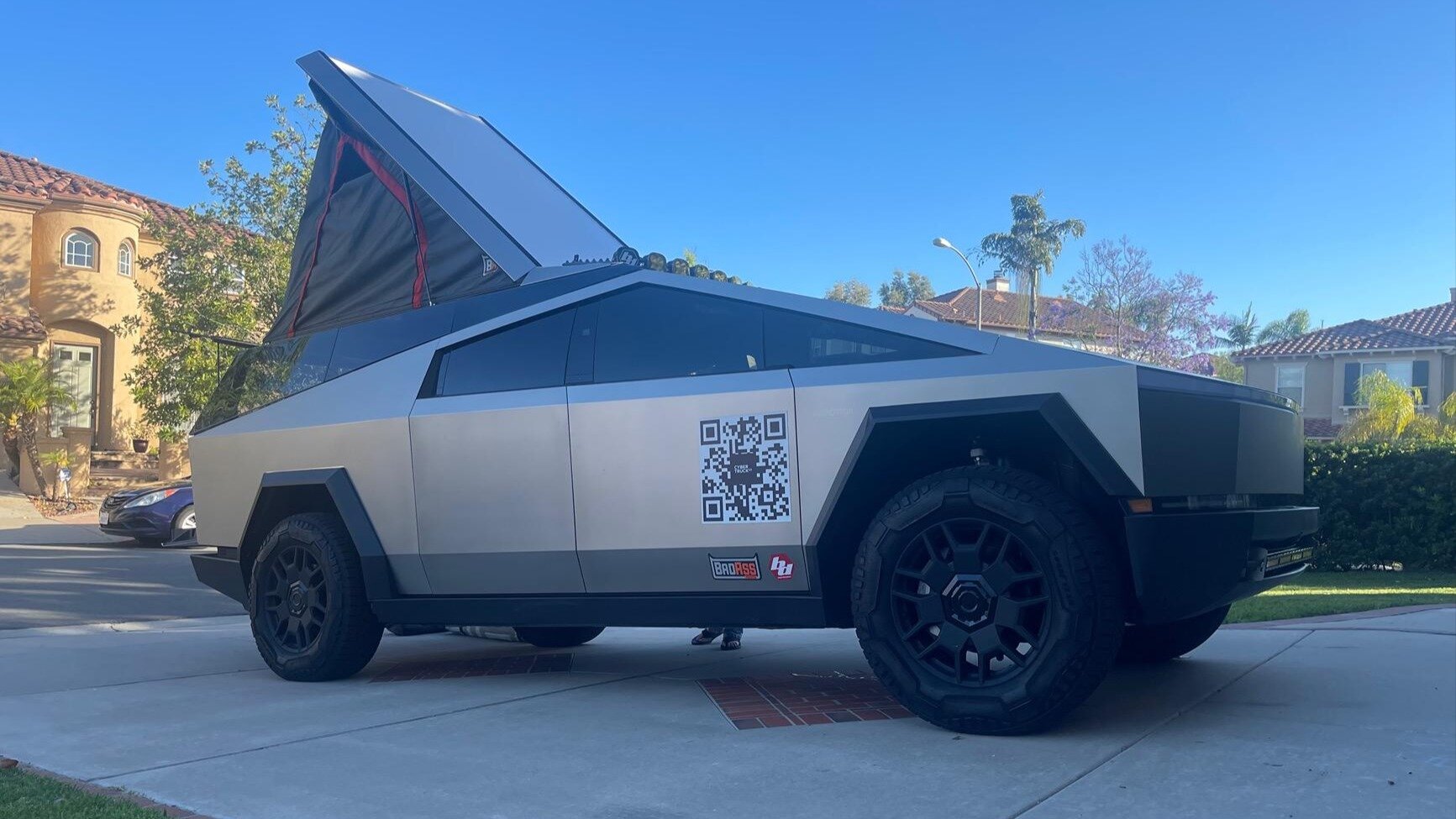 Tesla Cybertruck научились превращать в кемпер или фургон