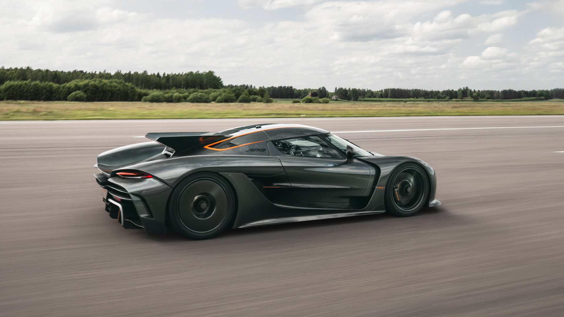 Гиперкар Koenigsegg Jesko разогнался до 500 км/ч на динамометрическом стенде