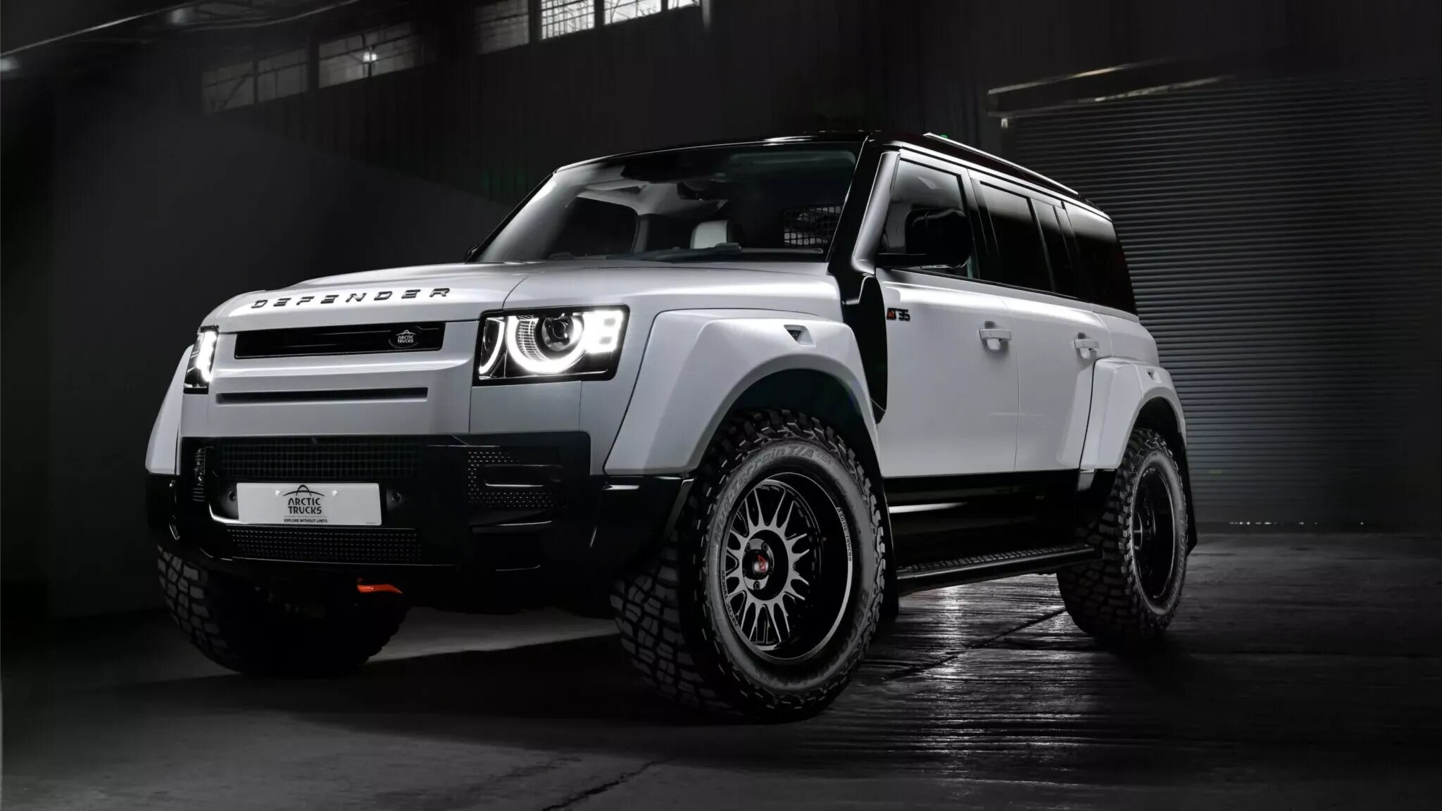 У Land Rover Defender появилась особо внедорожная версия от Arctic Trucks
