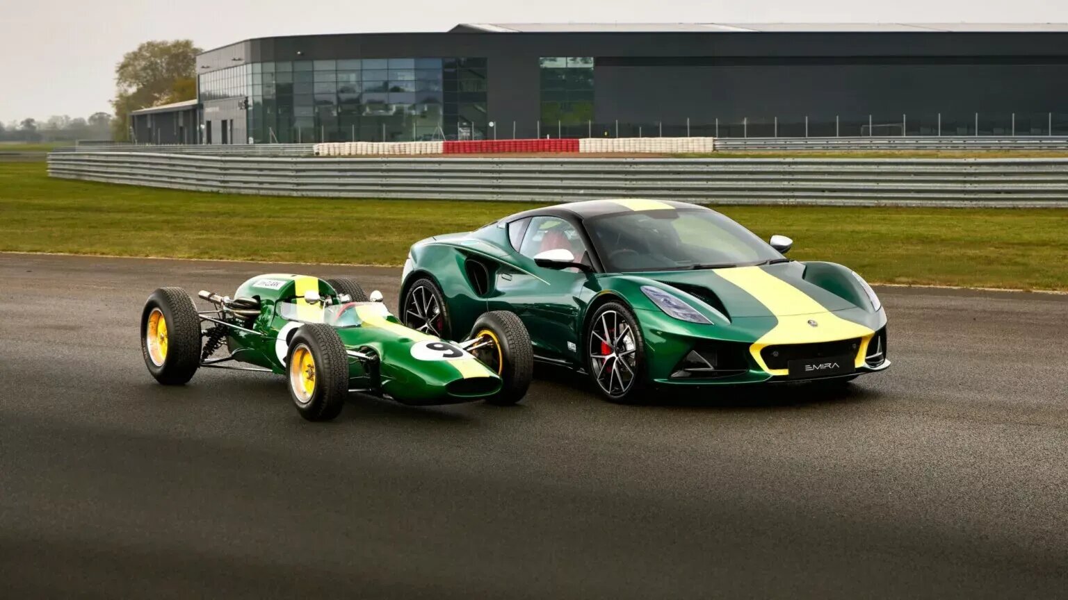 Спецсерию Lotus Emira посвятили 60-летию победы Джима Кларка