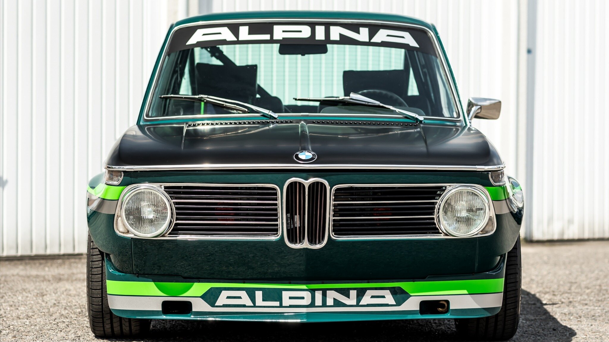 В Manhart доработали винтажный BMW, уже доработанный Alpina