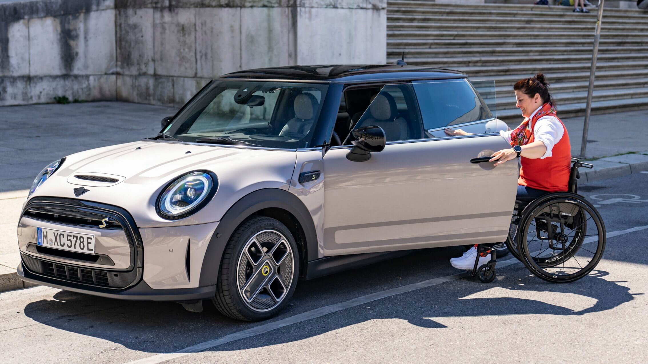 Компания MINI адаптировала электрический Cooper SE для водителей-инвалидов