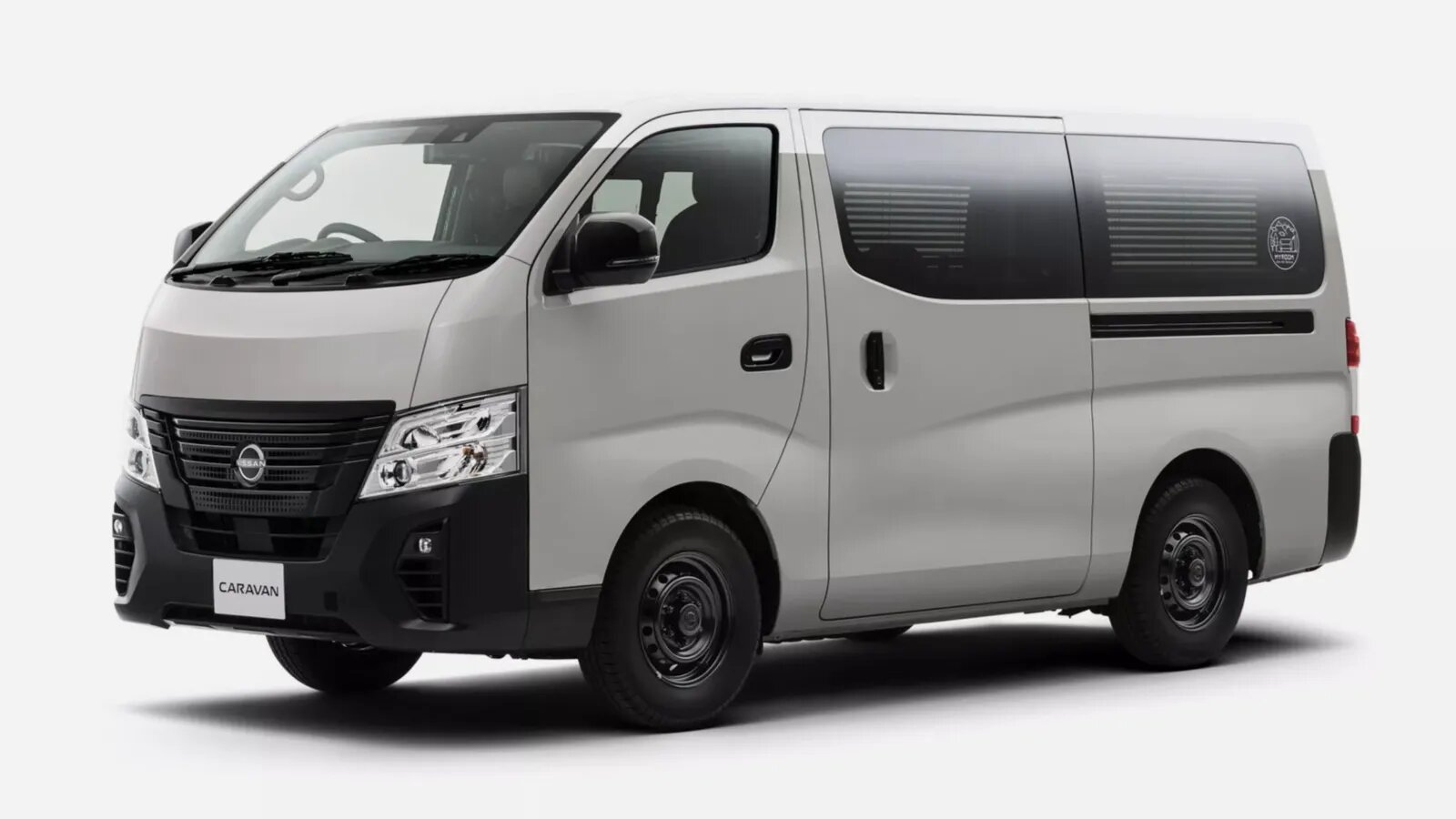 Минивэн Nissan Caravan переделали в уютный кемпер с батареями от Leaf