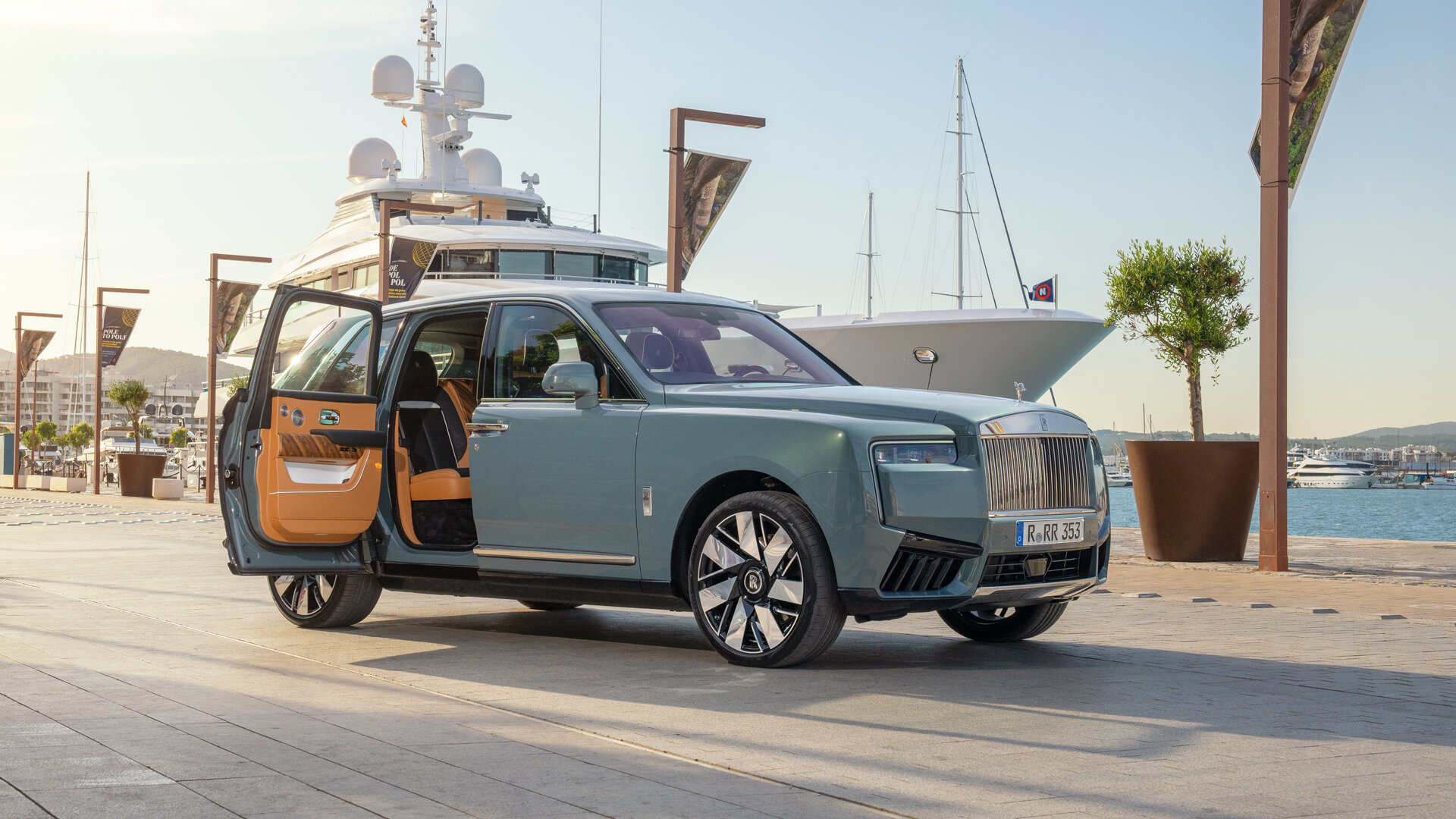 Самым популярным люксовым кроссовером в России стал Rolls-Royce Cullinan