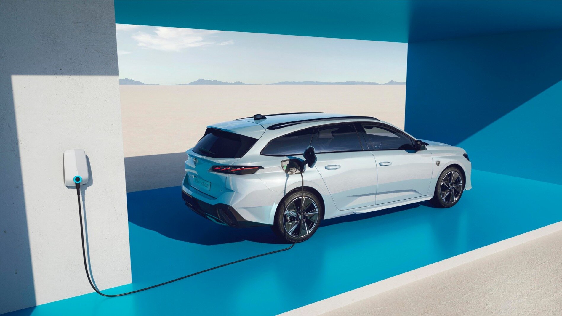 Peugeot 308 стал электрокаром: два кузова и 400 километров без подзарядки