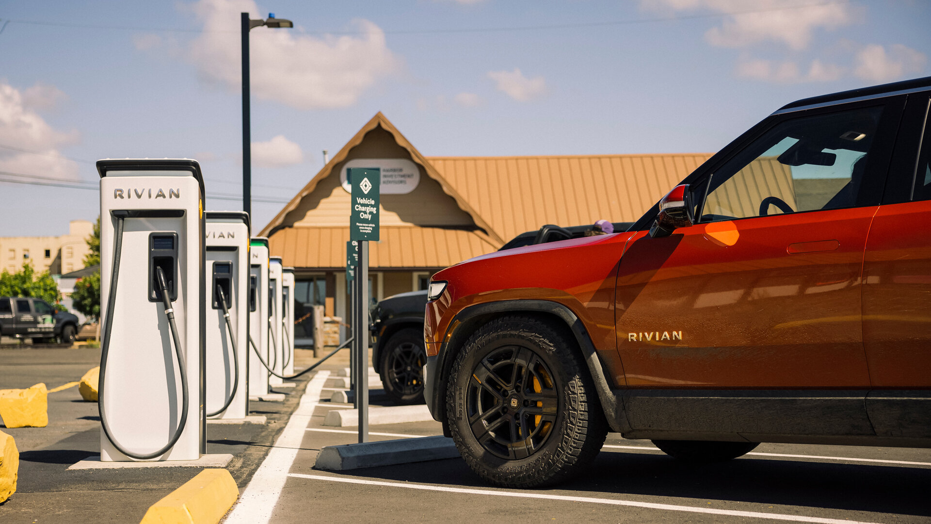 Зарядные сети Tesla и Rivian назвали самыми надёжными
