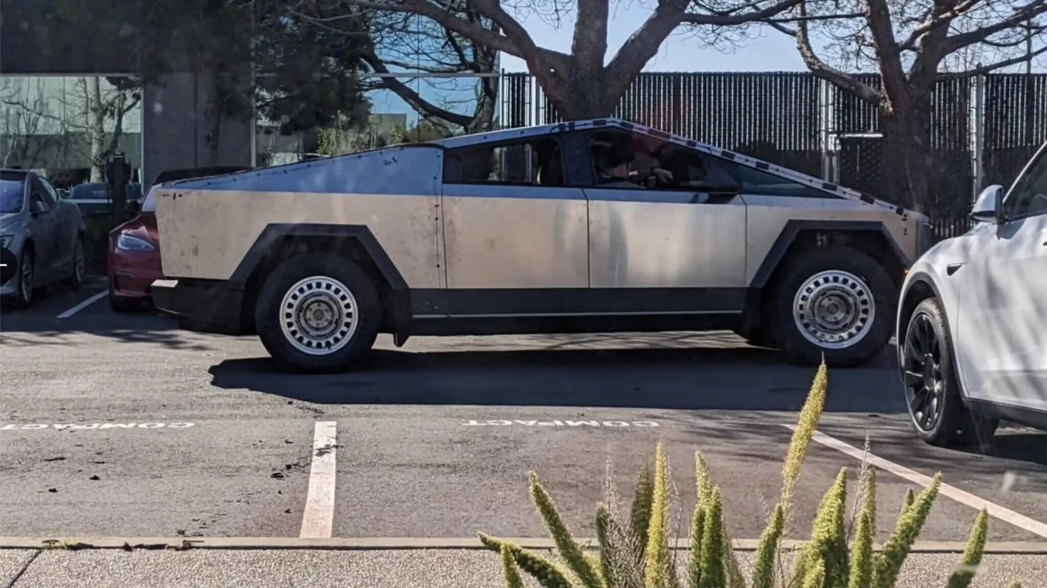 Странный пикап Tesla Cybertruck замечен на дороге — у него штампованные диски