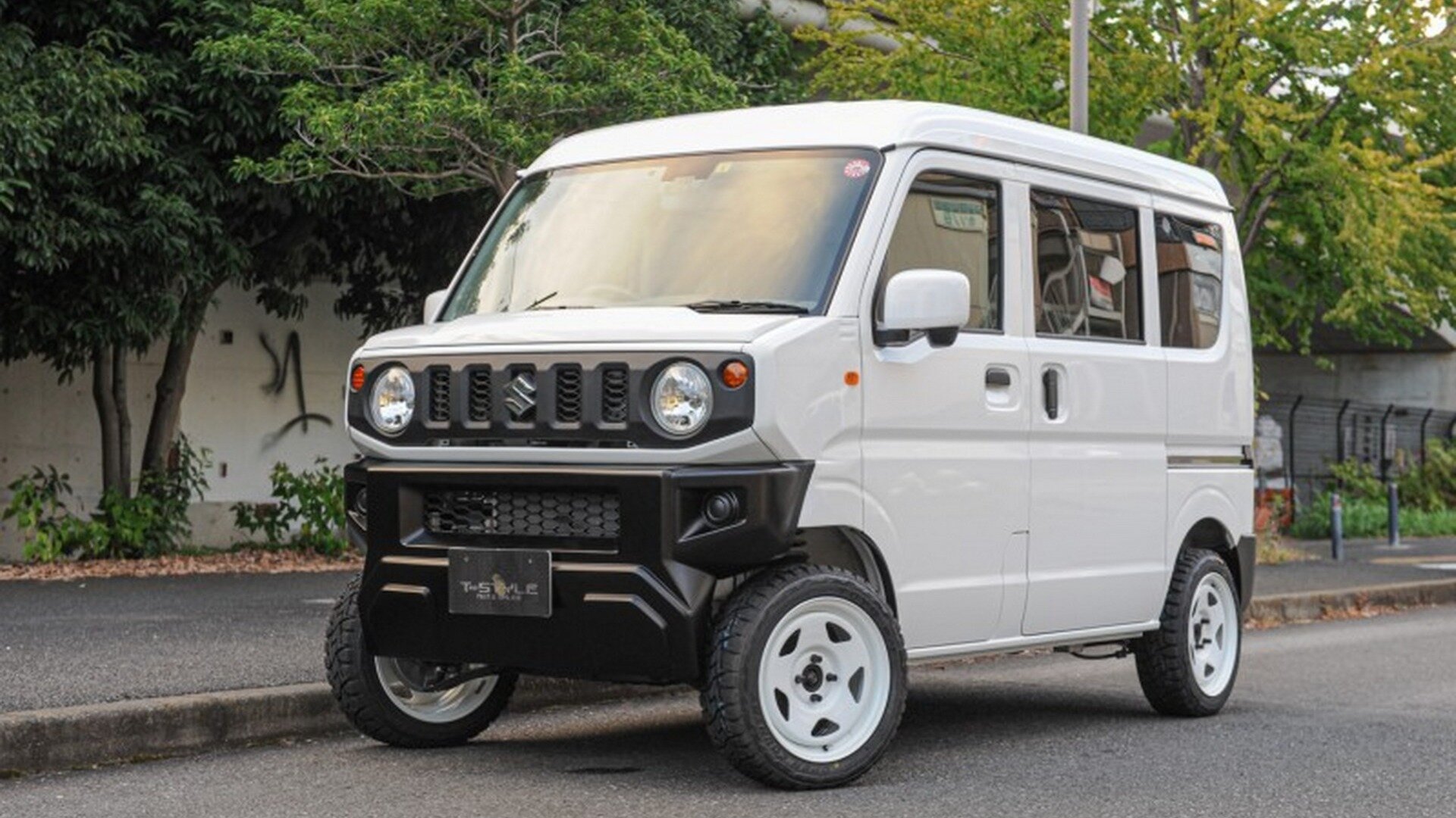 Странный японский микровэн: ему поставили передок от Suzuki Jimny