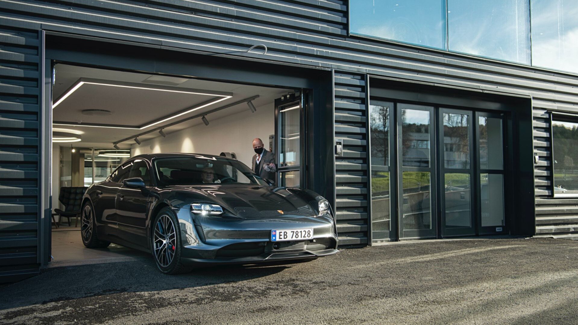 Porsche поставит в России супербыстрые «зарядки» для электрокаров